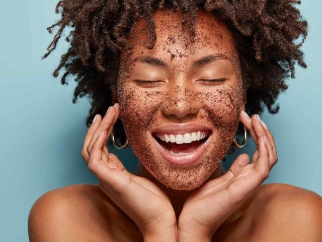 Should Your Cleanse or Exfoliate First in Your Daily Routine? Should Your Cleanse or Exfoliate First in Your Daily Routine?
